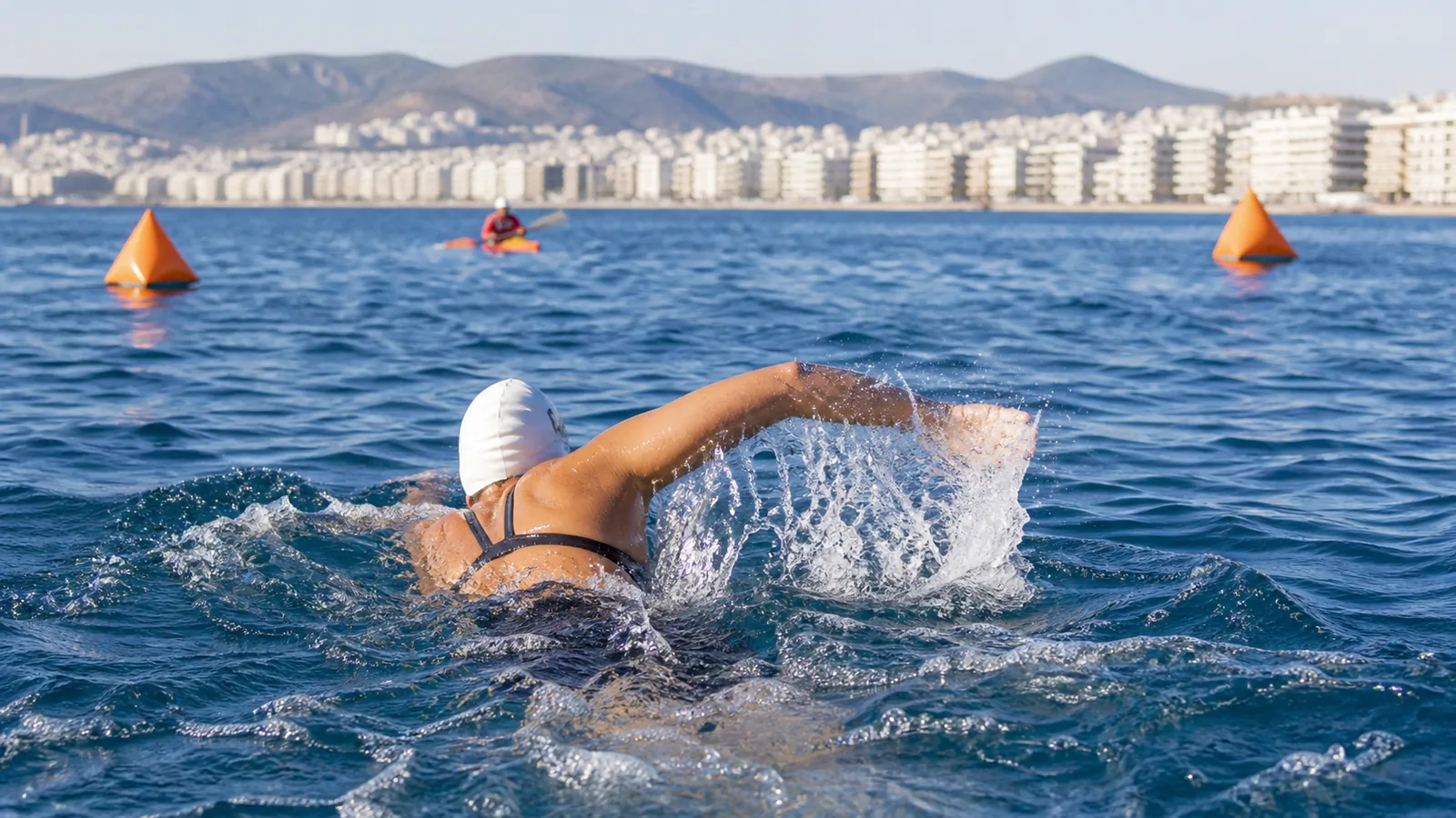 Φωτορεαλιστική εννοιολογική εικόνα ανώνυμης αθλήτριας κολύμβησης ανοικτής θάλασσας σε σηματοδοτημένη διαδρομή· δεν απεικονίζει τη Γεωργία Μακρή ή τον πραγματικό αγώνα.