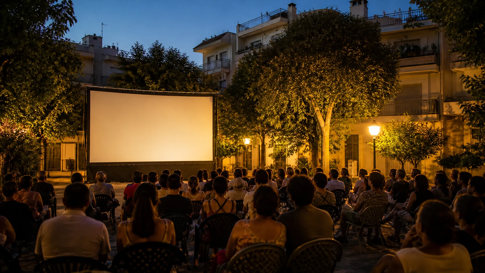 Πρωτότυπη εννοιολογική εικόνα υπαίθριου κινηματογράφου με κενή οθόνη σε ελληνική γειτονιά