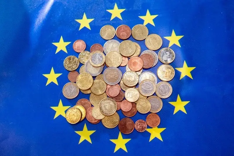Κέρματα ευρώ επάνω σε ύφασμα με τα αστέρια της ευρωπαϊκής σημαίας· φωτογραφία αρχείου 21 Νοεμβρίου 2023.