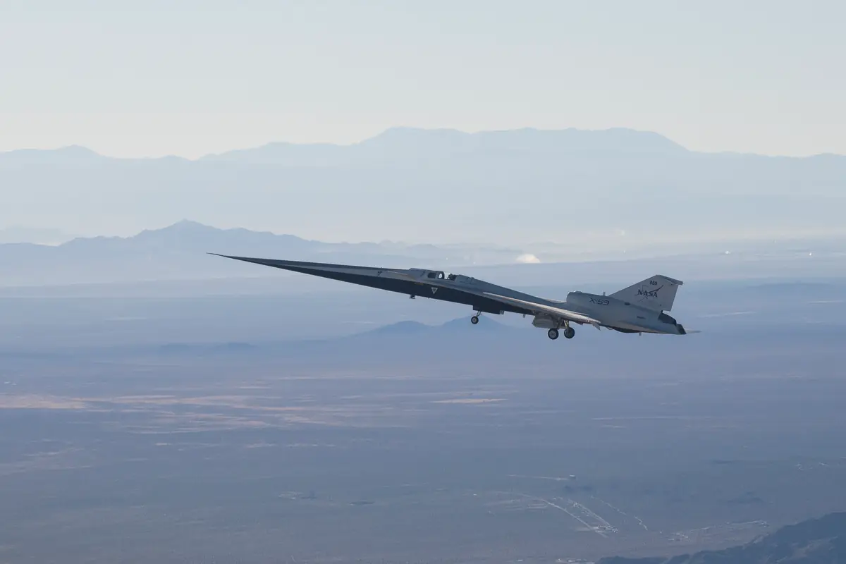 X-59 στην πρώτη πτήση του πάνω από την Καλιφόρνια, 28 Οκτωβρίου 2025· φωτογραφία αρχείου, όχι από τις δοκιμές Σεπτεμβρίου 2026.