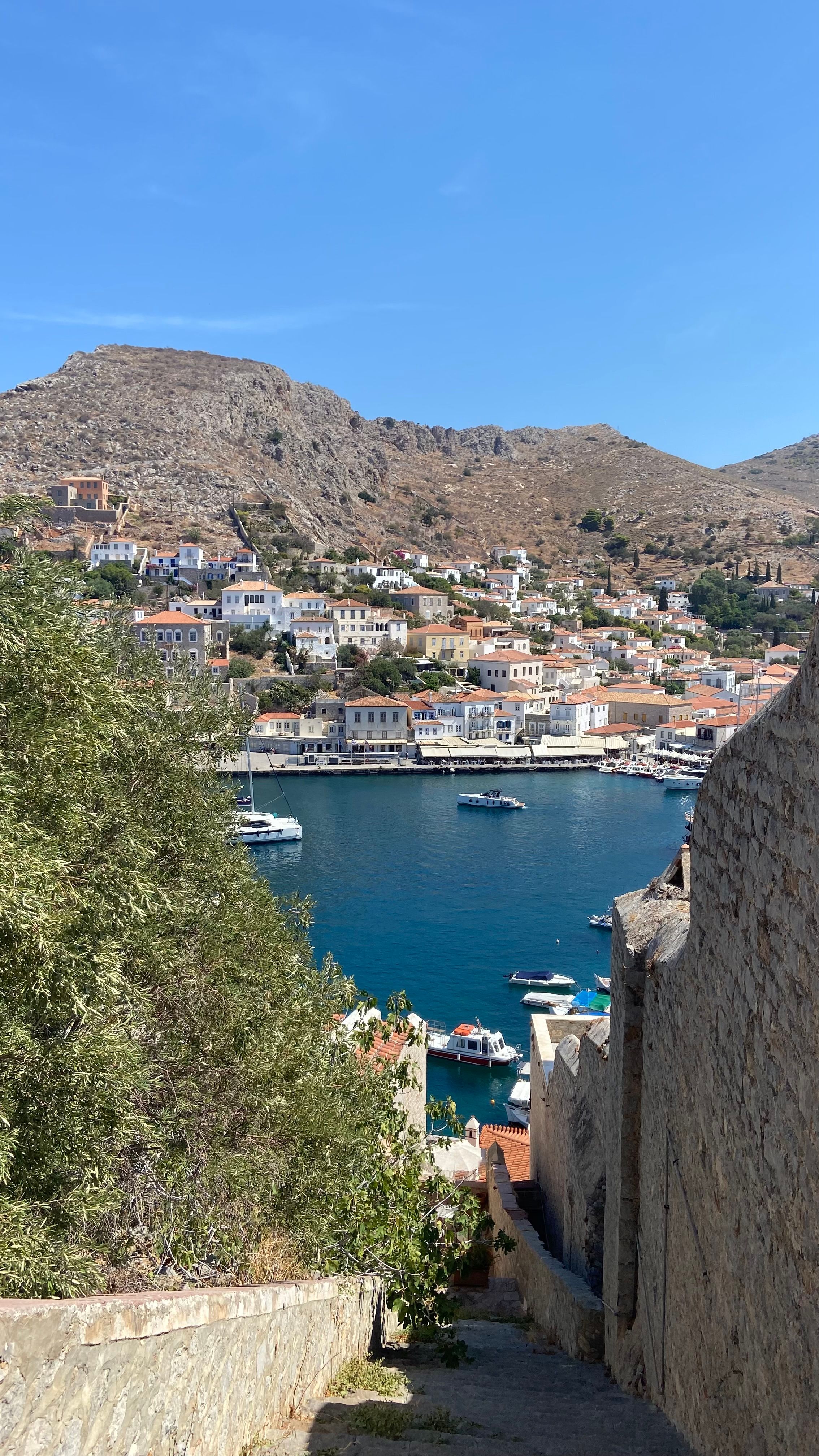 Το λιμάνι της Ύδρας, φωτογραφία αρχείου· όχι το νοσοκομείο ή η προγραμματισμένη αιμοδοσία.