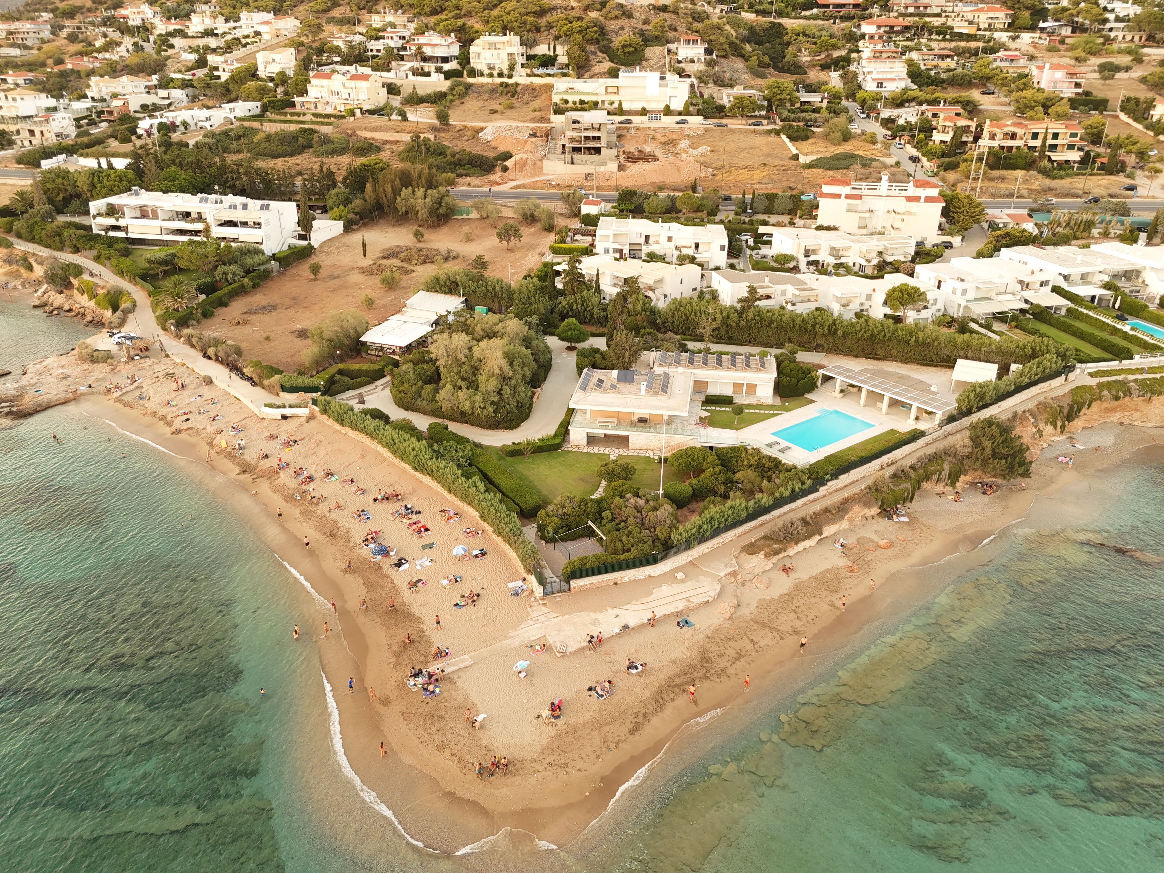 Ελληνική ακτή σε φωτογραφία αρχείου. Ενδεικτική εικόνα τουρισμού, όχι ταυτοποίηση καταλύματος ή πλατφόρμας στα στοιχεία της Eurostat.